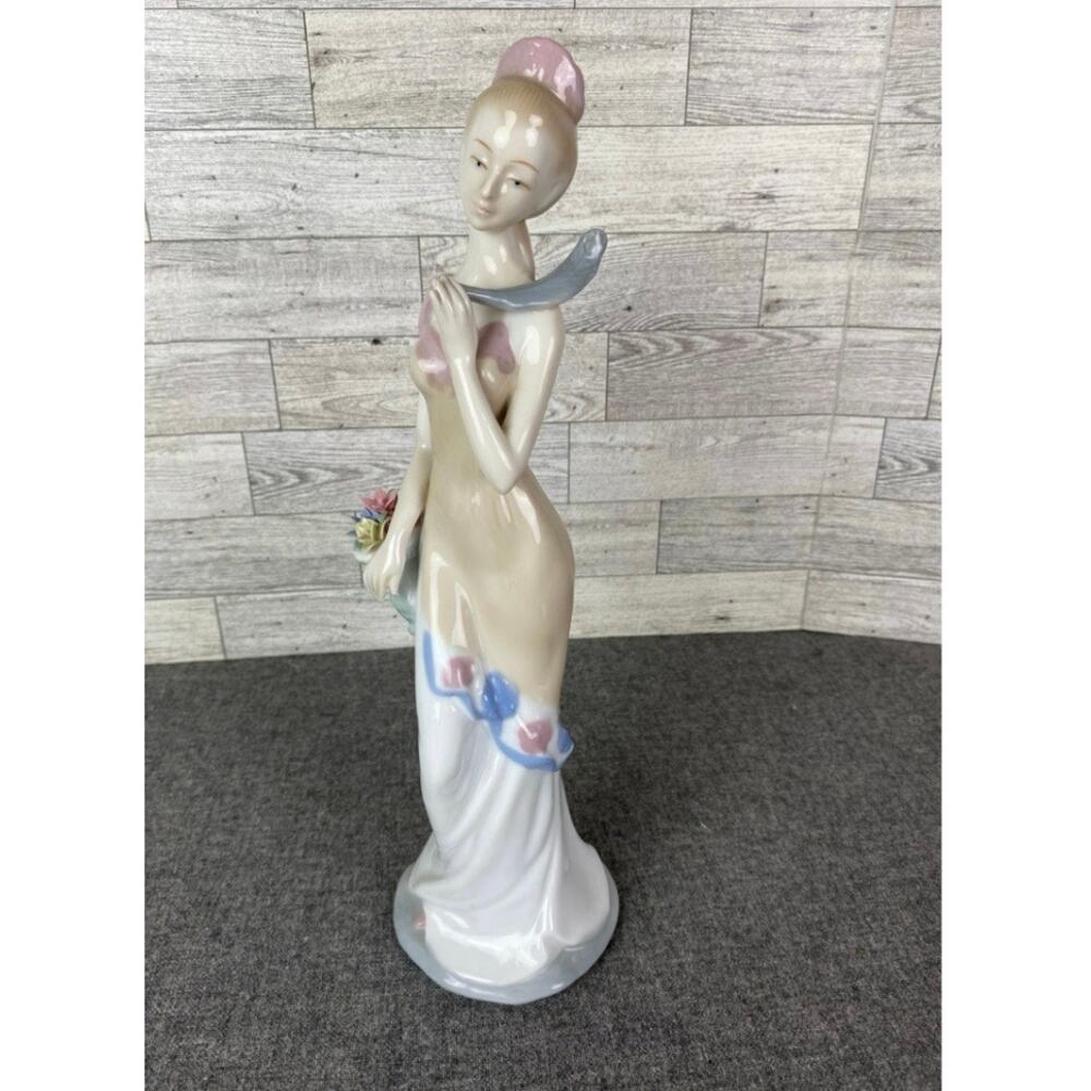 PORCELAIN FIGURINE Woman Feather Lladró Style Vintage Elegant Spain Look